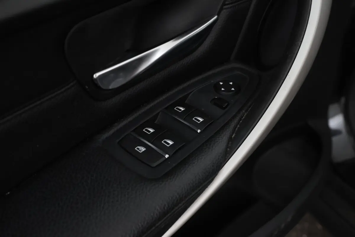 330e Essential - Stoelverwarming, Camera, Volleder