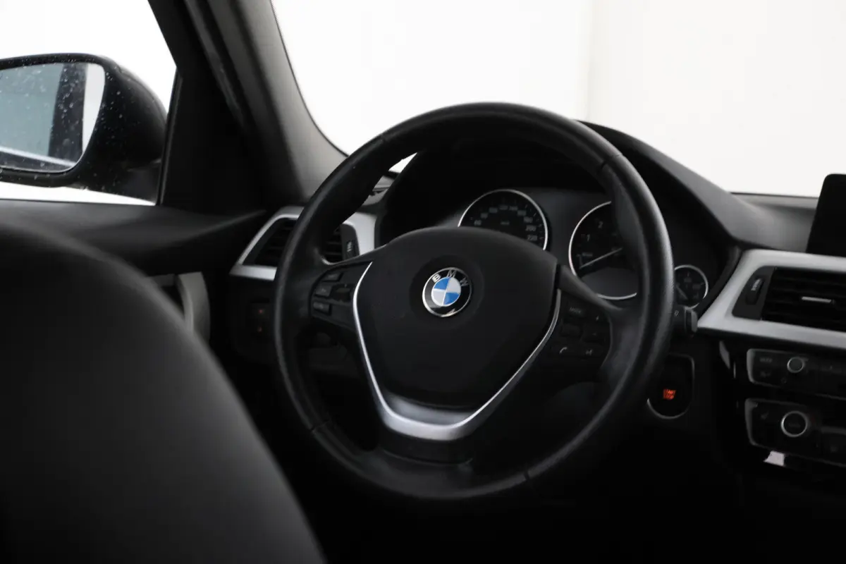 330e Essential - Stoelverwarming, Camera, Volleder