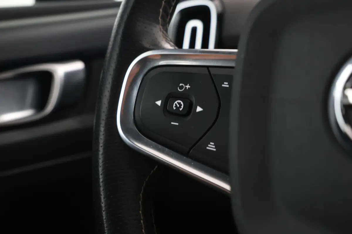 1.5 T3 Momentum IntelliSafe, Carplay, Half Leer, Cruise
