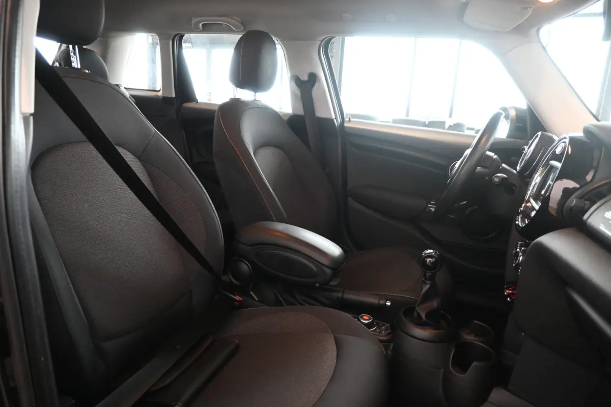 Mini 1.5 Airco Navigatie LED Cruise Control Direct Leverbaar! Rijklaarprijs Inruil Mogelijk!