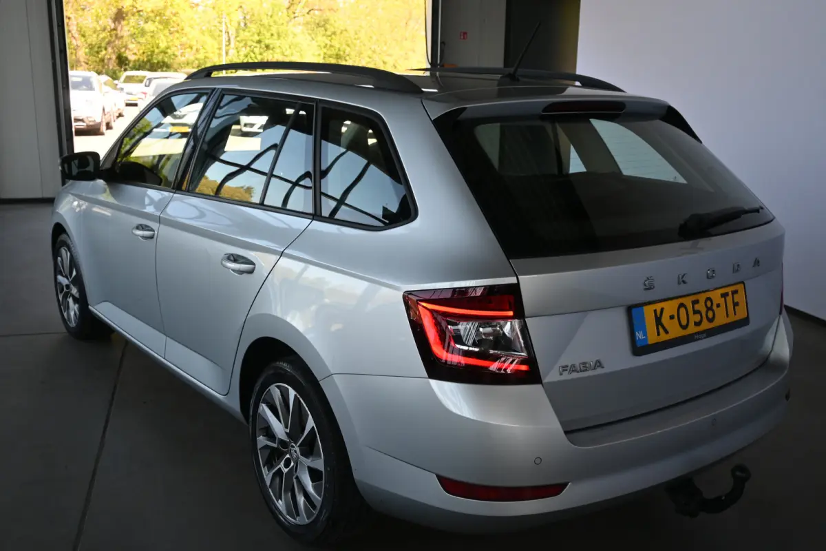 1.0 TSI Business Edition Airco Navigatie LED Cruise Control 1e Eigenaar Rijklaarprijs! Inruil Mogelijk!