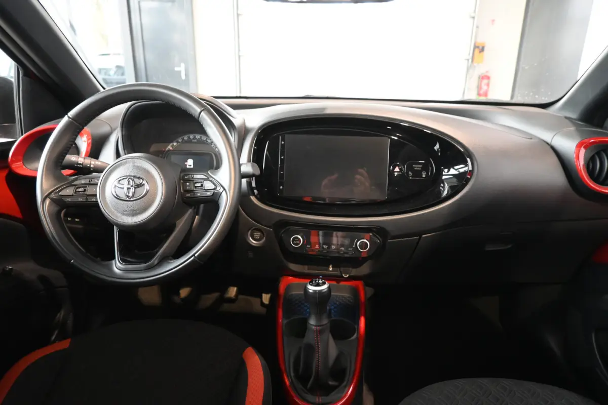 1.0 VVT-i MT Play Clima Carplay Panoramadak Camera LED Rijklaarprijs Inruil Mogelijk!