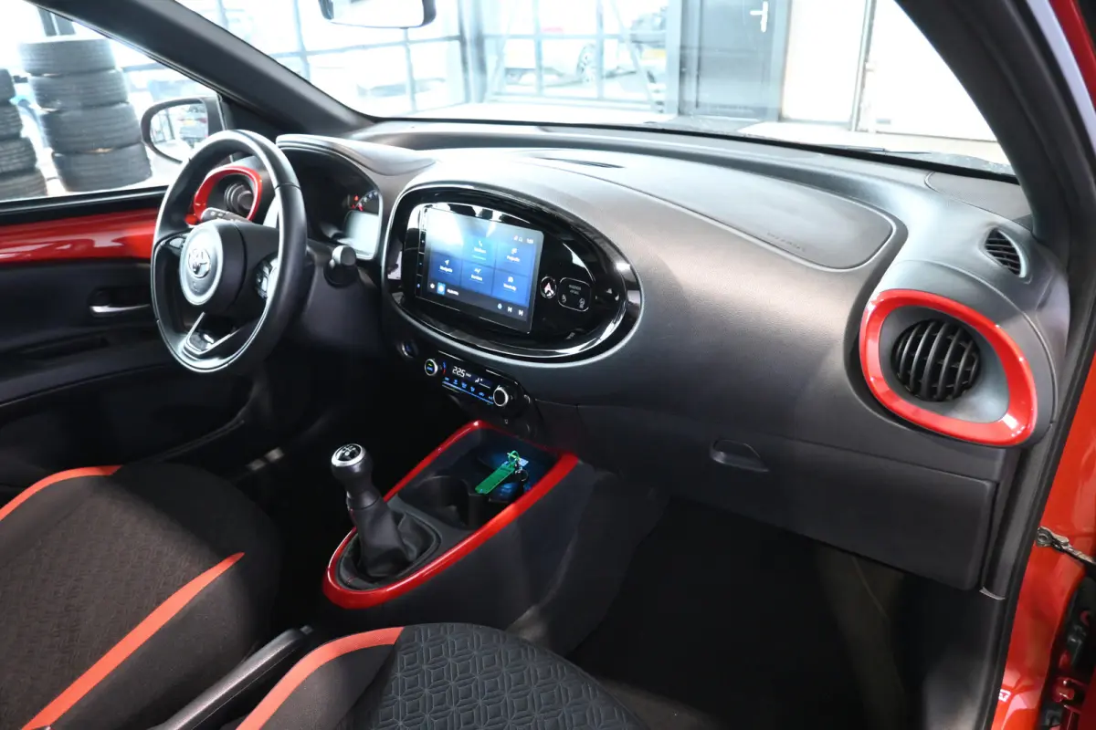 1.0 VVT-i MT Play Clima Carplay Panoramadak Camera LED Rijklaarprijs Inruil Mogelijk!