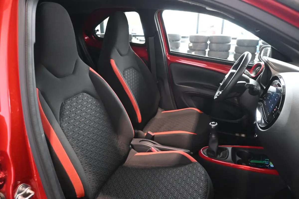 1.0 VVT-i MT Play Clima Carplay Panoramadak Camera LED Rijklaarprijs Inruil Mogelijk!