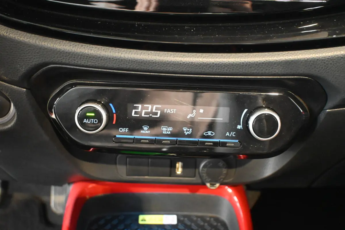 1.0 VVT-i MT Play Clima Carplay Panoramadak Camera LED Rijklaarprijs Inruil Mogelijk!