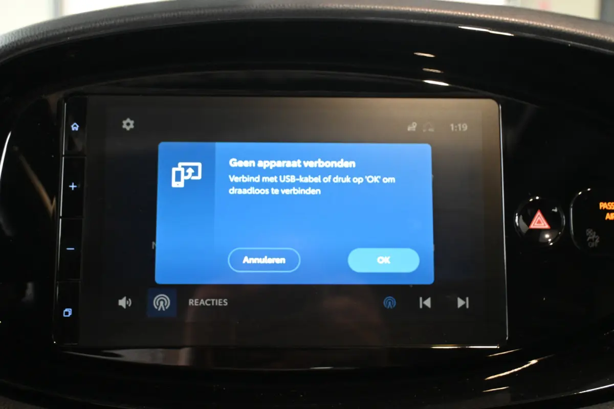 1.0 VVT-i MT Play Clima Carplay Panoramadak Camera LED Rijklaarprijs Inruil Mogelijk!