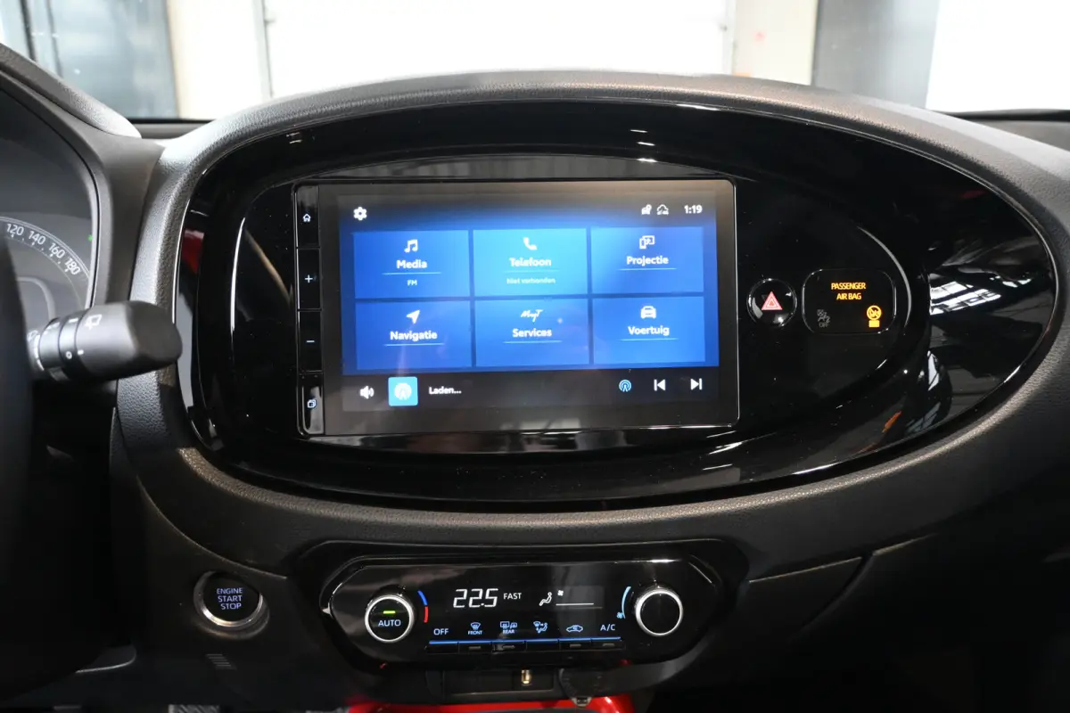 1.0 VVT-i MT Play Clima Carplay Panoramadak Camera LED Rijklaarprijs Inruil Mogelijk!