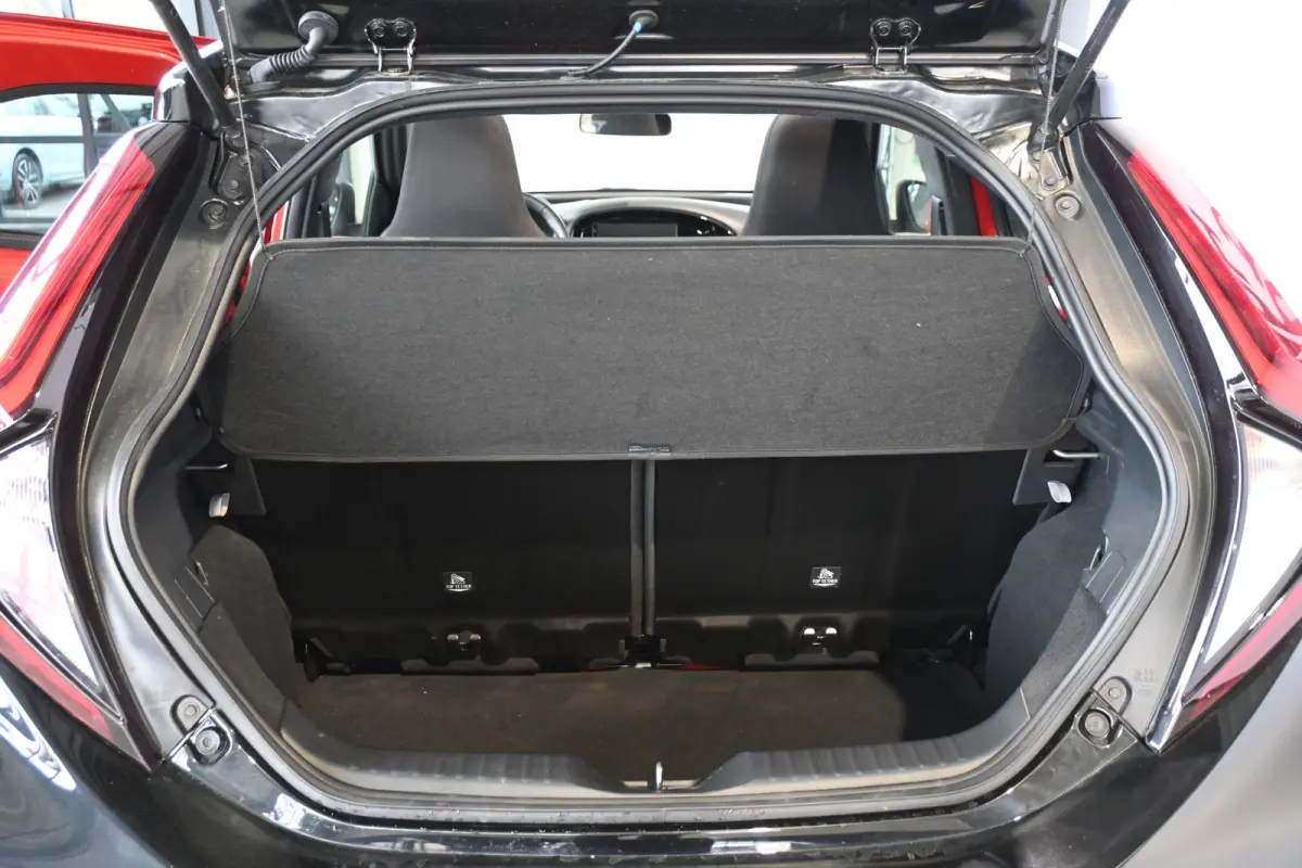 1.0 VVT-i MT Play Clima Carplay Panoramadak Camera LED Rijklaarprijs Inruil Mogelijk!
