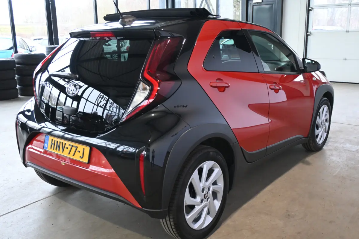 1.0 VVT-i MT Play Clima Carplay Panoramadak Camera LED Rijklaarprijs Inruil Mogelijk!