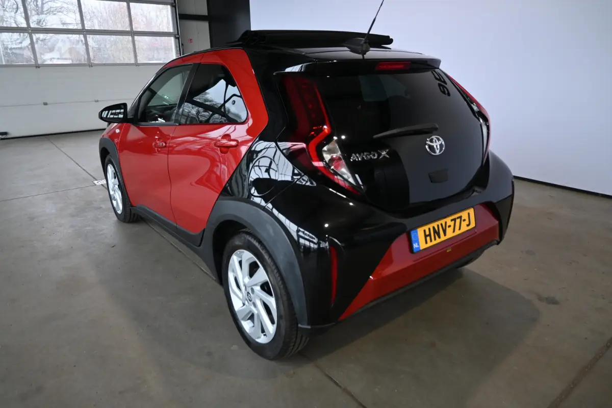 1.0 VVT-i MT Play Clima Carplay Panoramadak Camera LED Rijklaarprijs Inruil Mogelijk!