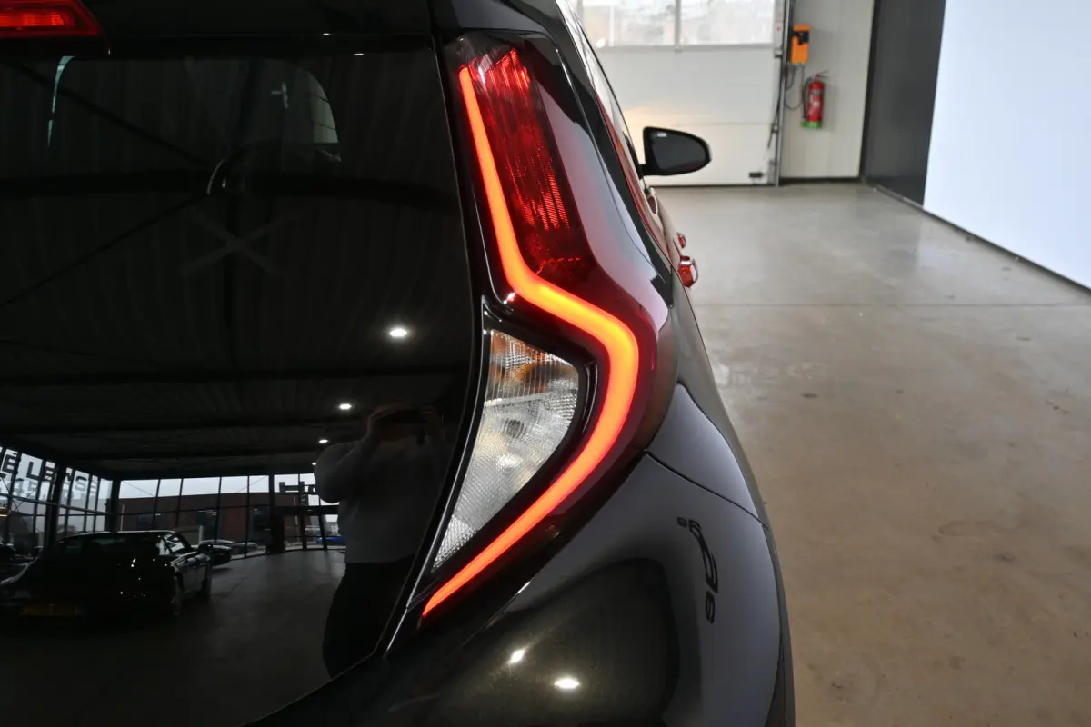 1.0 VVT-i MT Play Clima Carplay Panoramadak Camera LED Rijklaarprijs Inruil Mogelijk!