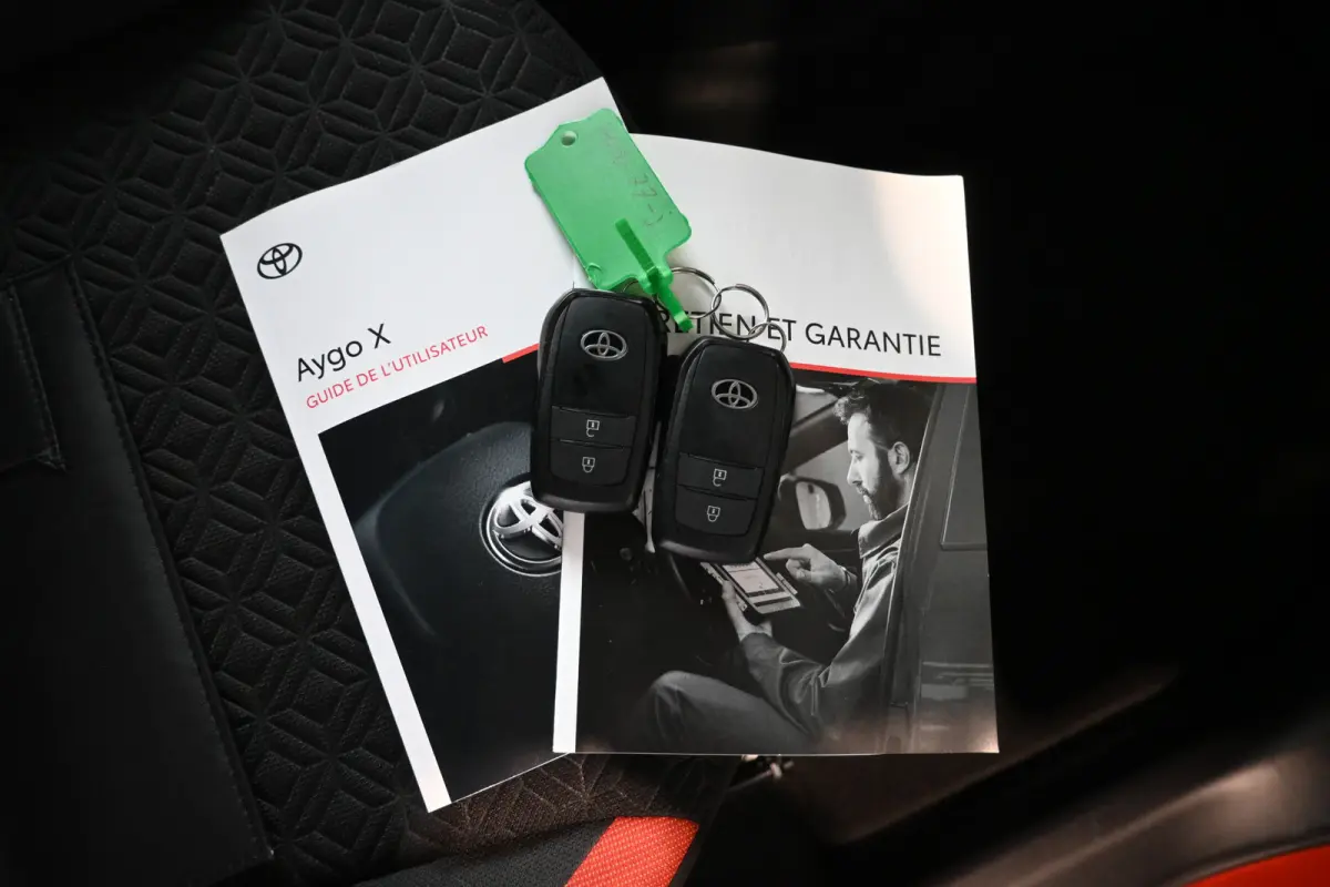 1.0 VVT-i MT Play Clima Carplay Panoramadak Camera LED Rijklaarprijs Inruil Mogelijk!