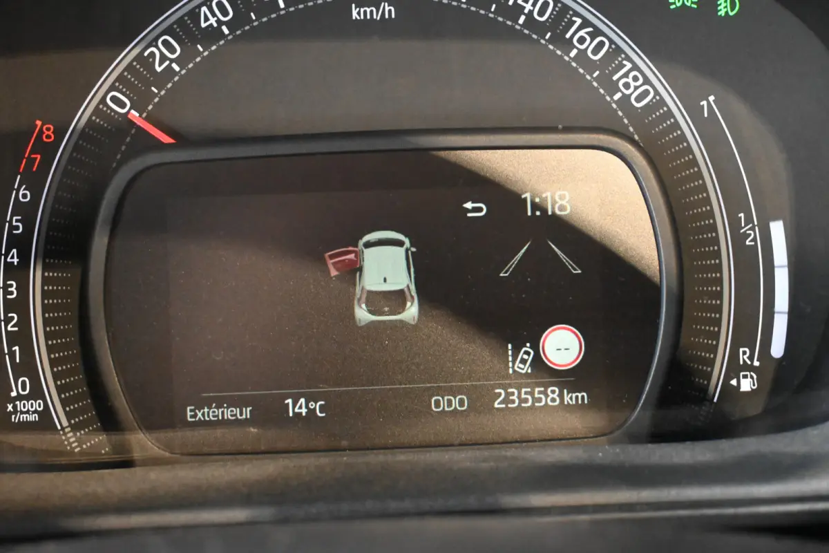 1.0 VVT-i MT Play Clima Carplay Panoramadak Camera LED Rijklaarprijs Inruil Mogelijk!