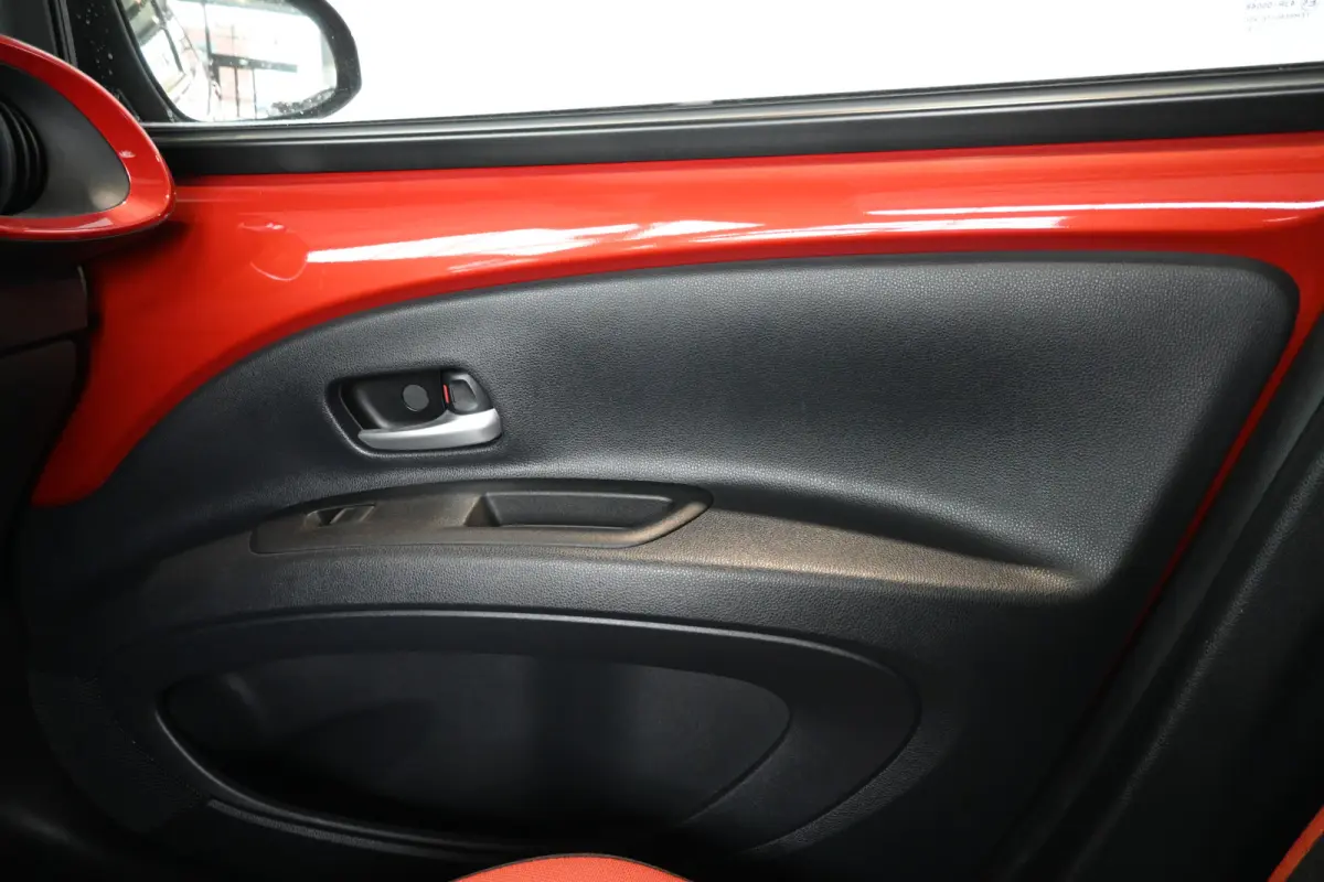 1.0 VVT-i MT Play Clima Carplay Panoramadak Camera LED Rijklaarprijs Inruil Mogelijk!