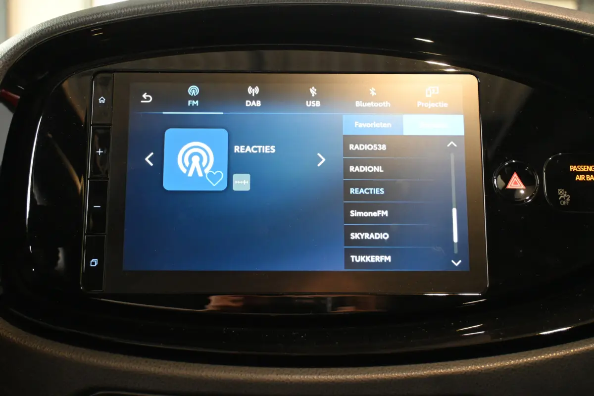 1.0 VVT-i MT Play Clima Carplay Panoramadak Camera LED Rijklaarprijs Inruil Mogelijk!