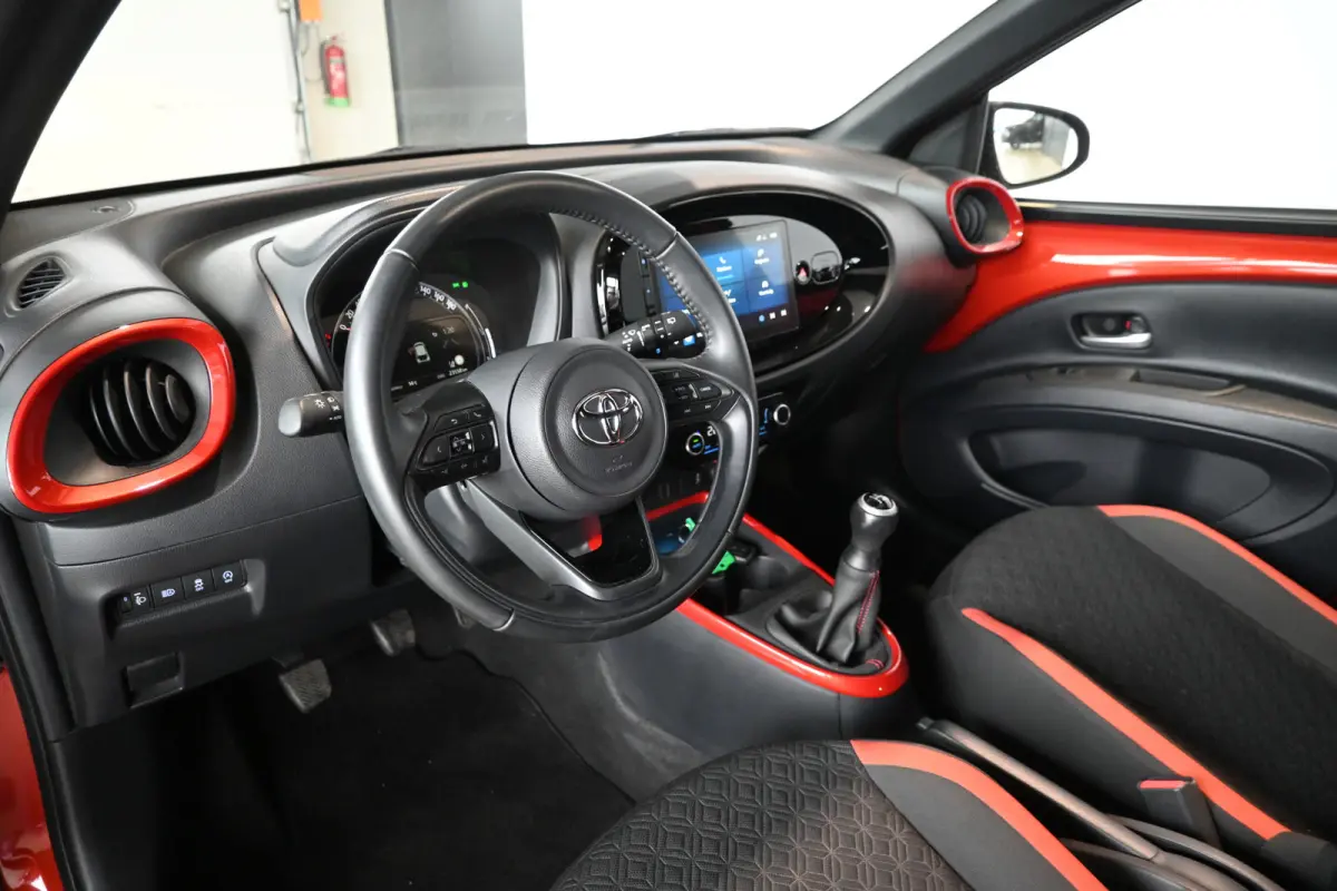 1.0 VVT-i MT Play Clima Carplay Panoramadak Camera LED Rijklaarprijs Inruil Mogelijk!