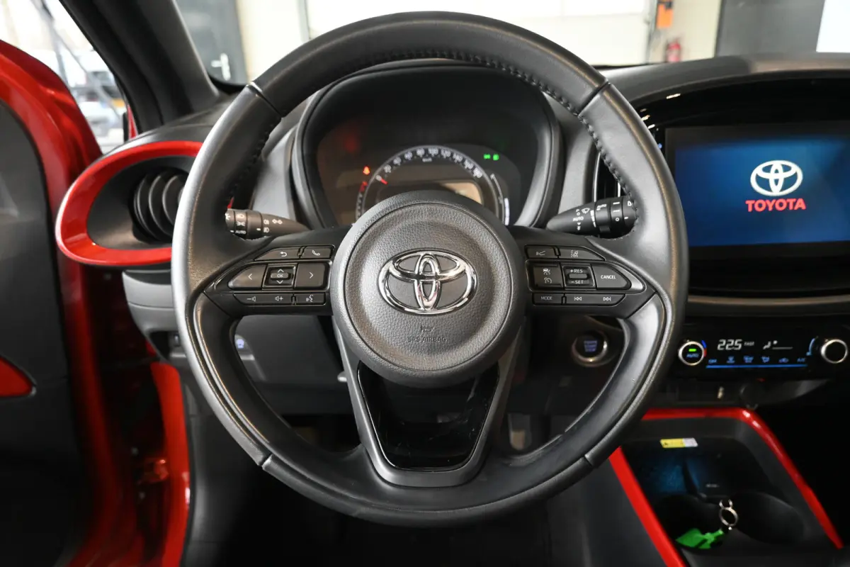 1.0 VVT-i MT Play Clima Carplay Panoramadak Camera LED Rijklaarprijs Inruil Mogelijk!