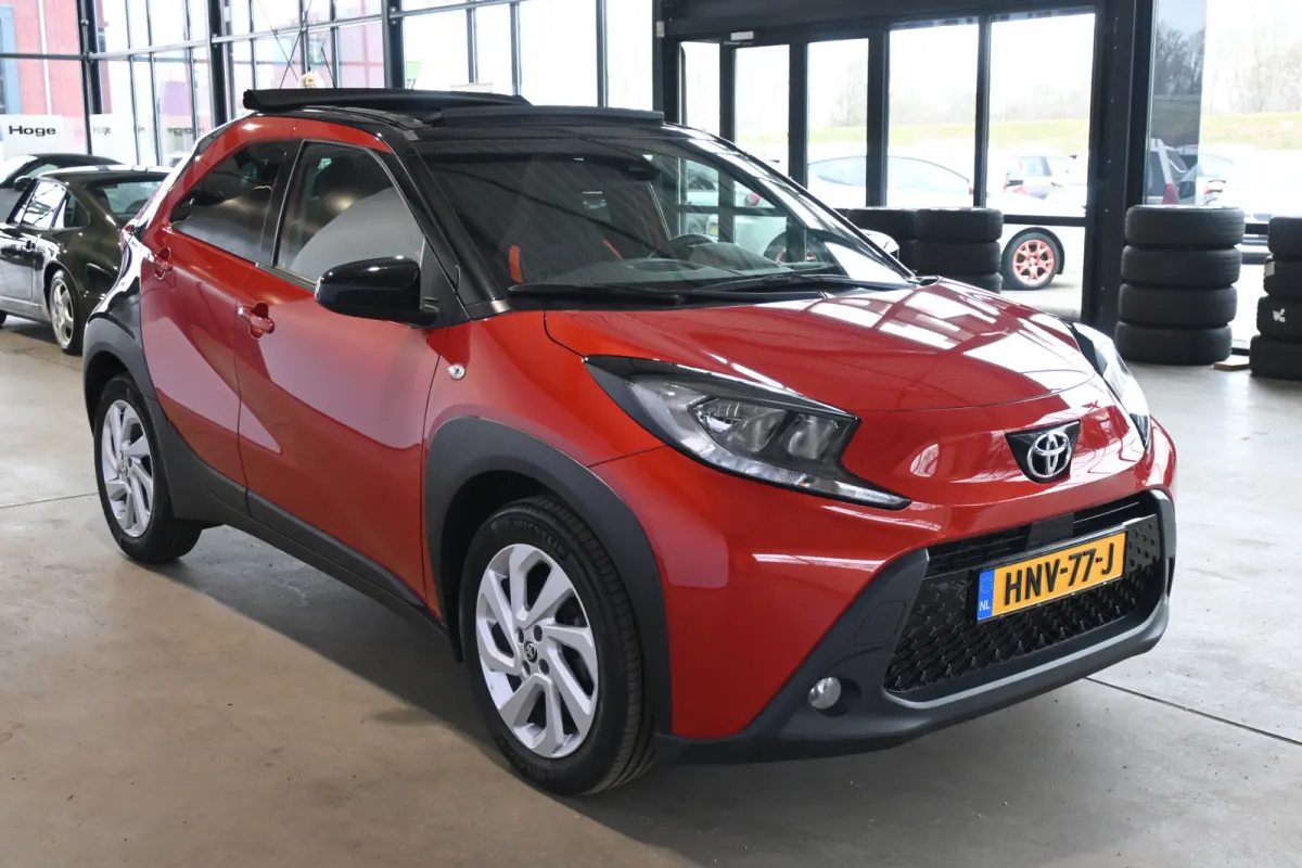 1.0 VVT-i MT Play Clima Carplay Panoramadak Camera LED Rijklaarprijs Inruil Mogelijk!