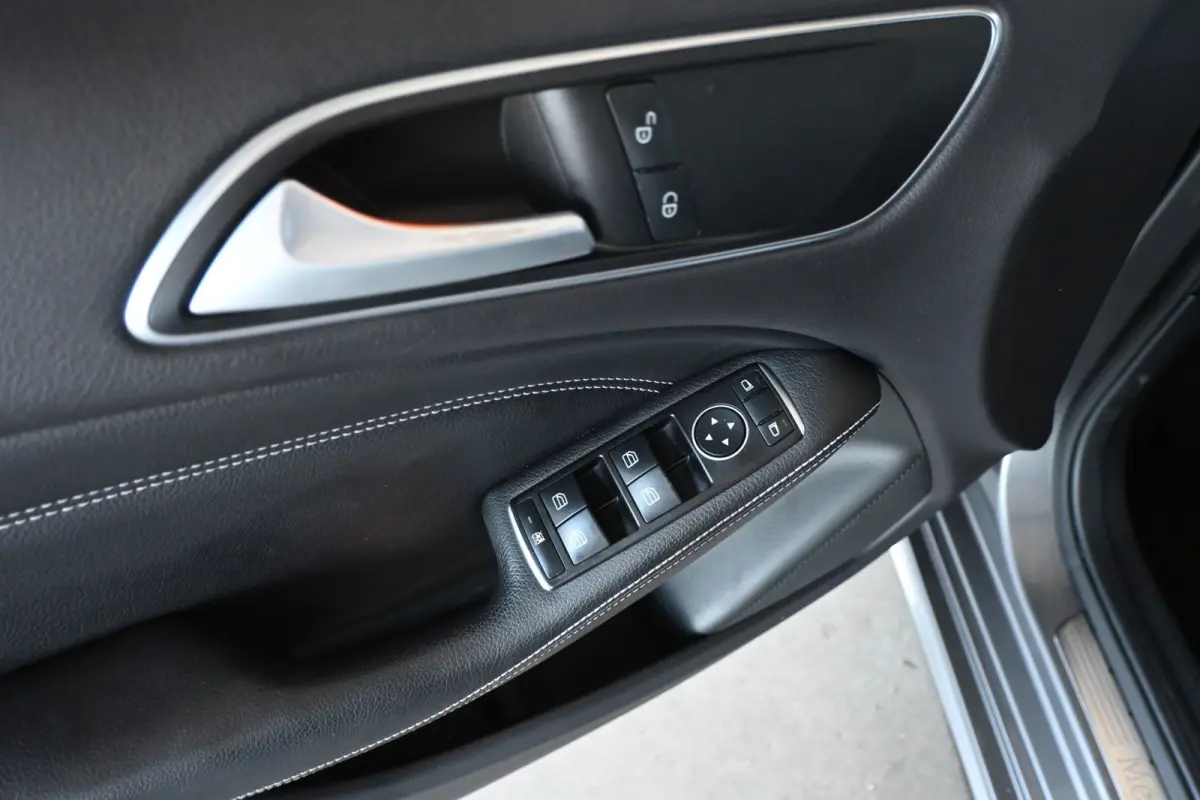 180 Ambition Automaat Clima Navigatie LED Rijklaarprijs! Inruil Mogelijk!