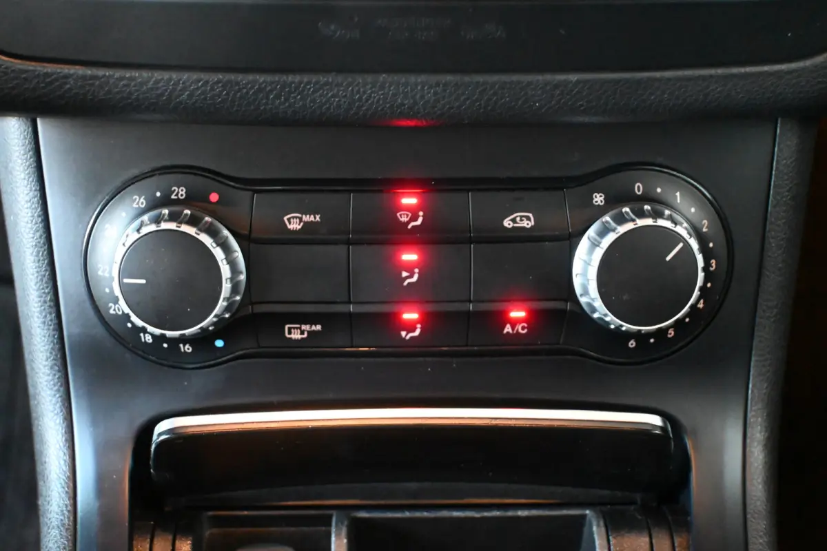 180 Ambition Automaat Clima Navigatie LED Rijklaarprijs! Inruil Mogelijk!