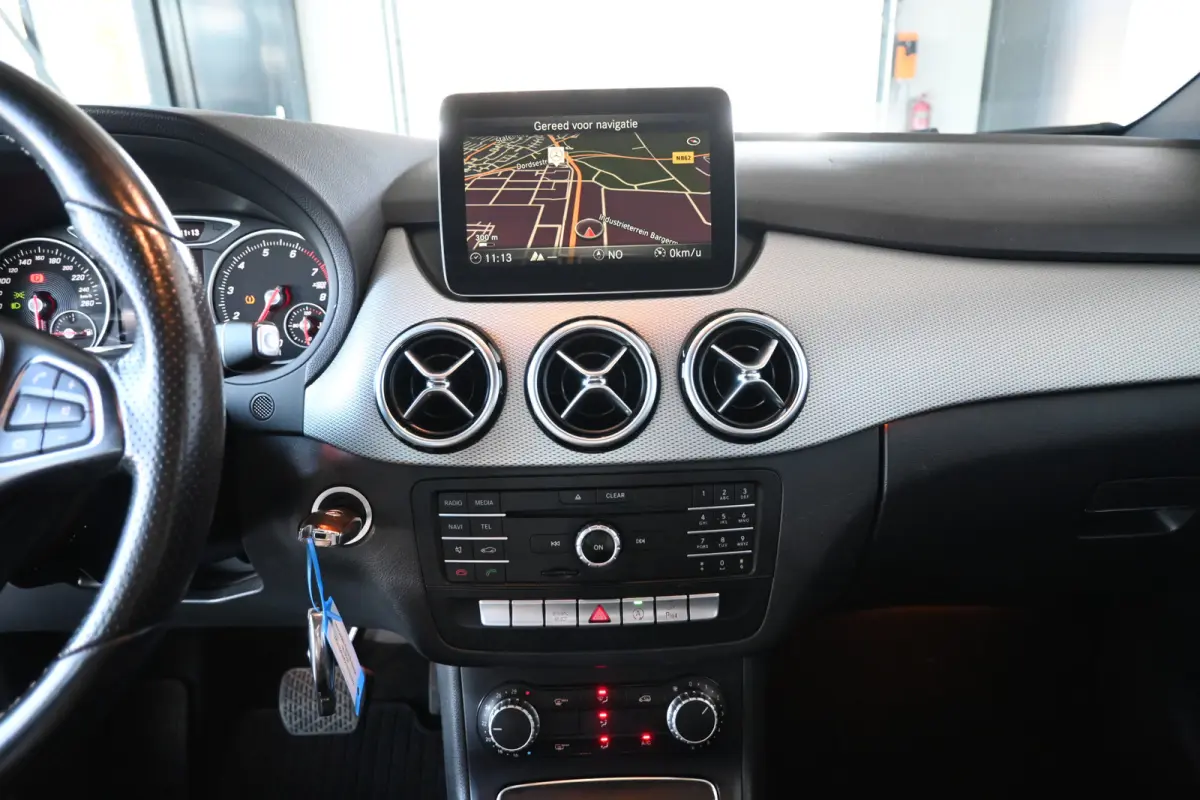 180 Ambition Automaat Clima Navigatie LED Rijklaarprijs! Inruil Mogelijk!