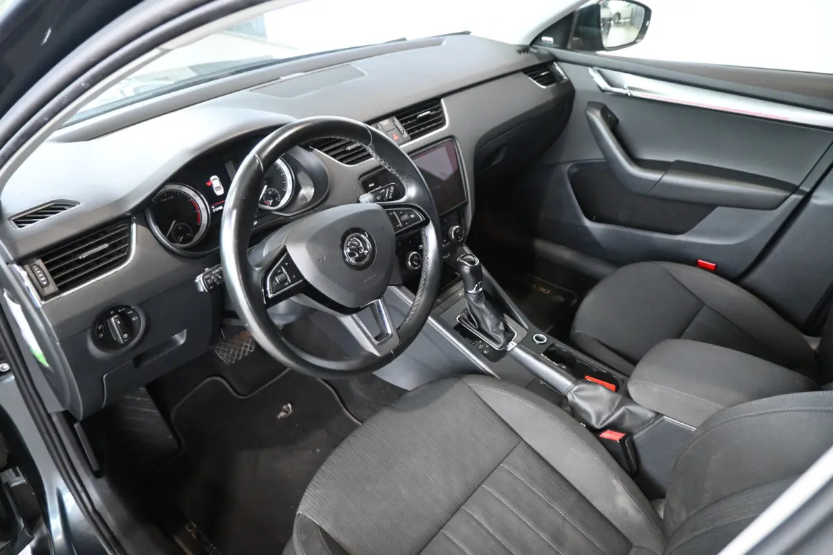 1.0 TSI Greentech Style Business Automaat Navigatie Carplay Stoelverwarming Inruil Mogelijk!