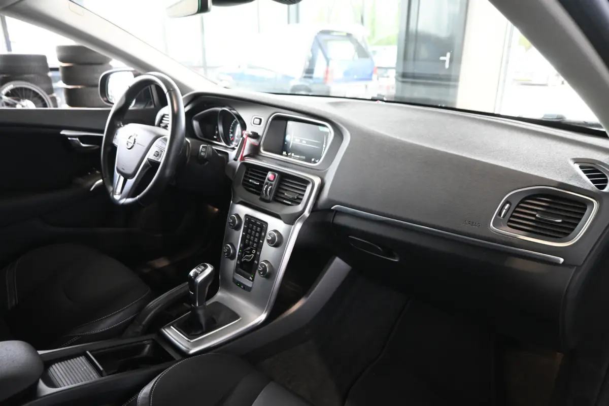 2.0 T2 Momentum Nap Clima Cruise control Trekhaak Navigatie Stoelverwarming Goed onderhouden! Inruil Mogelijk!