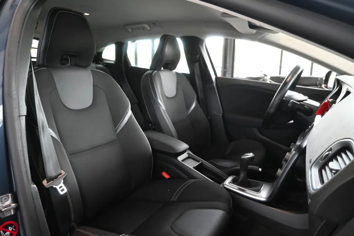 2.0 T2 Momentum Nap Clima Cruise control Trekhaak Navigatie Stoelverwarming Goed onderhouden! Inruil Mogelijk!