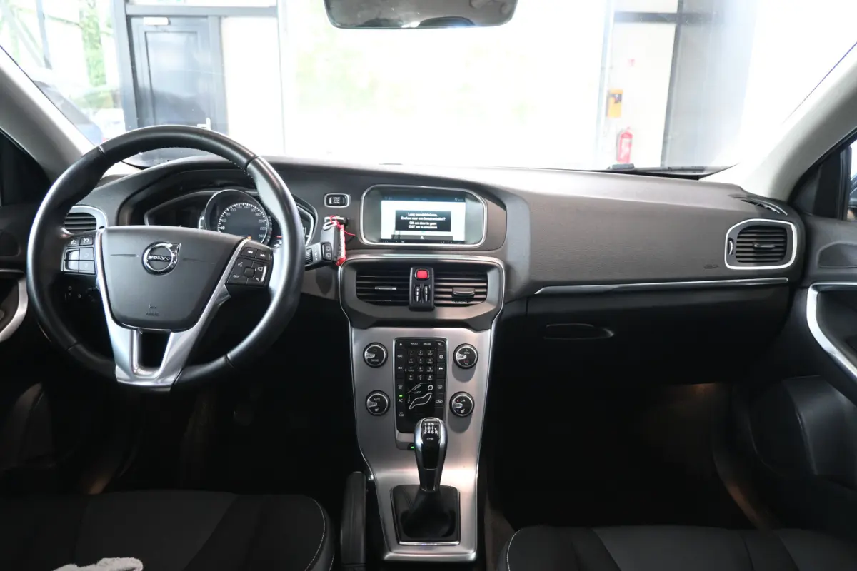 2.0 T2 Momentum Nap Clima Cruise control Trekhaak Navigatie Stoelverwarming Goed onderhouden! Inruil Mogelijk!
