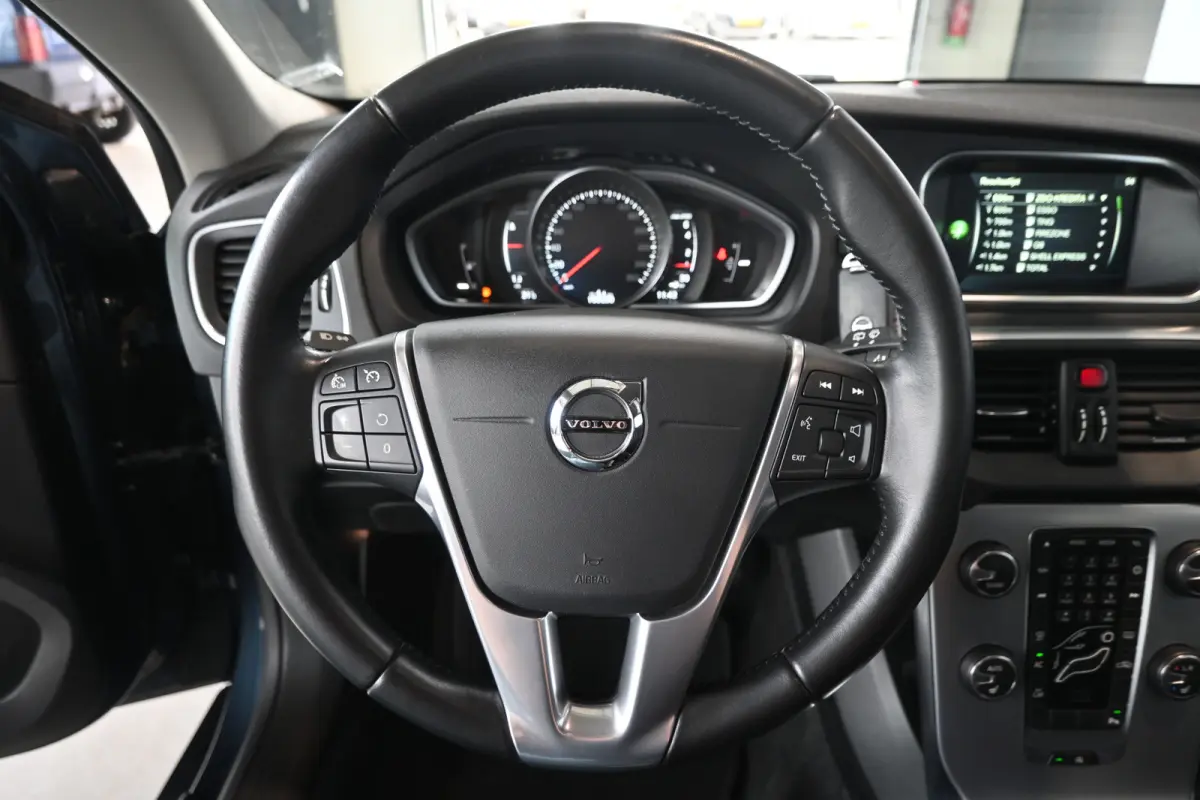 2.0 T2 Momentum Nap Clima Cruise control Trekhaak Navigatie Stoelverwarming Goed onderhouden! Inruil Mogelijk!