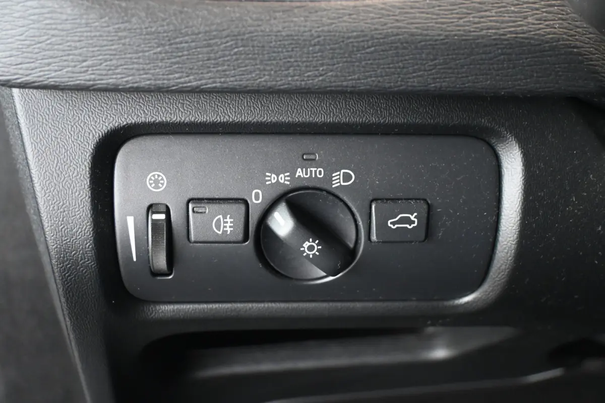 2.0 T2 Momentum Nap Clima Cruise control Trekhaak Navigatie Stoelverwarming Goed onderhouden! Inruil Mogelijk!