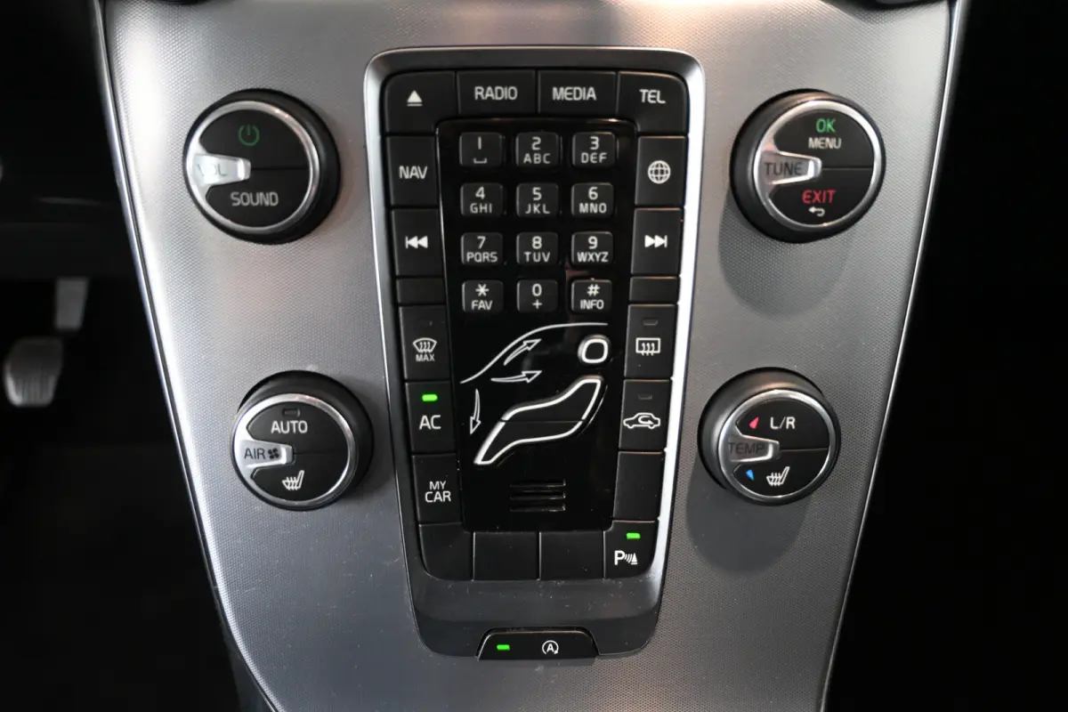 2.0 T2 Momentum Nap Clima Cruise control Trekhaak Navigatie Stoelverwarming Goed onderhouden! Inruil Mogelijk!