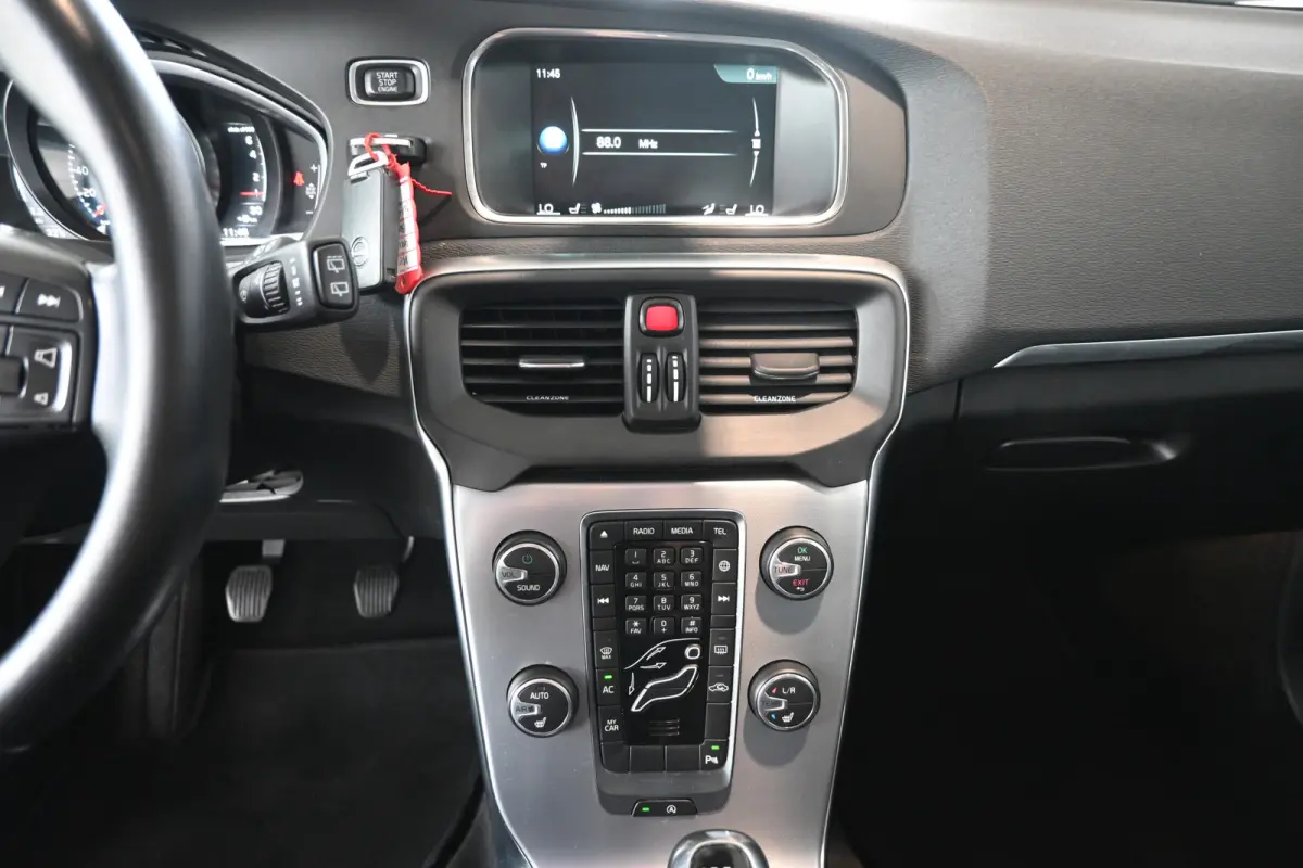2.0 T2 Momentum Nap Clima Cruise control Trekhaak Navigatie Stoelverwarming Goed onderhouden! Inruil Mogelijk!