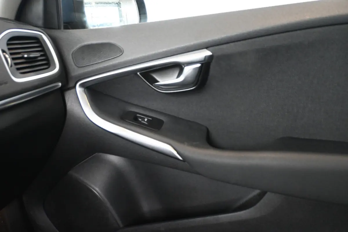 2.0 T2 Momentum Nap Clima Cruise control Trekhaak Navigatie Stoelverwarming Goed onderhouden! Inruil Mogelijk!