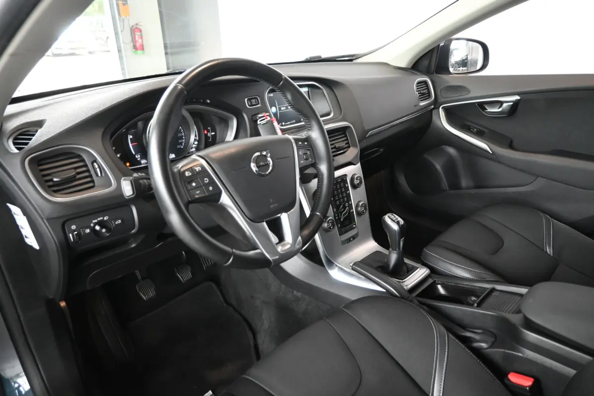 2.0 T2 Momentum Nap Clima Cruise control Trekhaak Navigatie Stoelverwarming Goed onderhouden! Inruil Mogelijk!