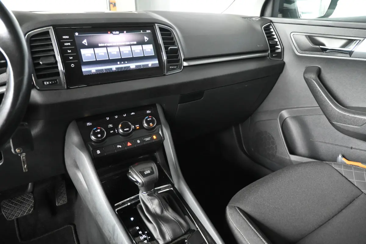 1.0 TSI Ambition Business Automaat Cruise Clima Trekhaak Navigatie CarPlay Goed Onderhouden! Inruil Mogelijk!