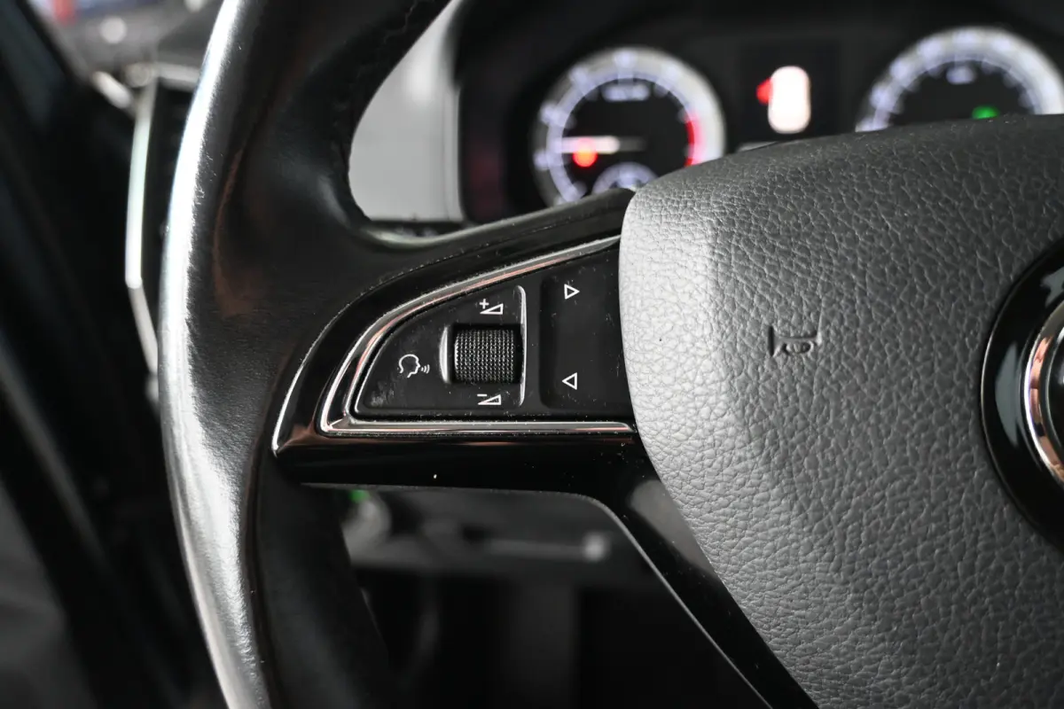 1.0 TSI Ambition Business Automaat Cruise Clima Trekhaak Navigatie CarPlay Goed Onderhouden! Inruil Mogelijk!