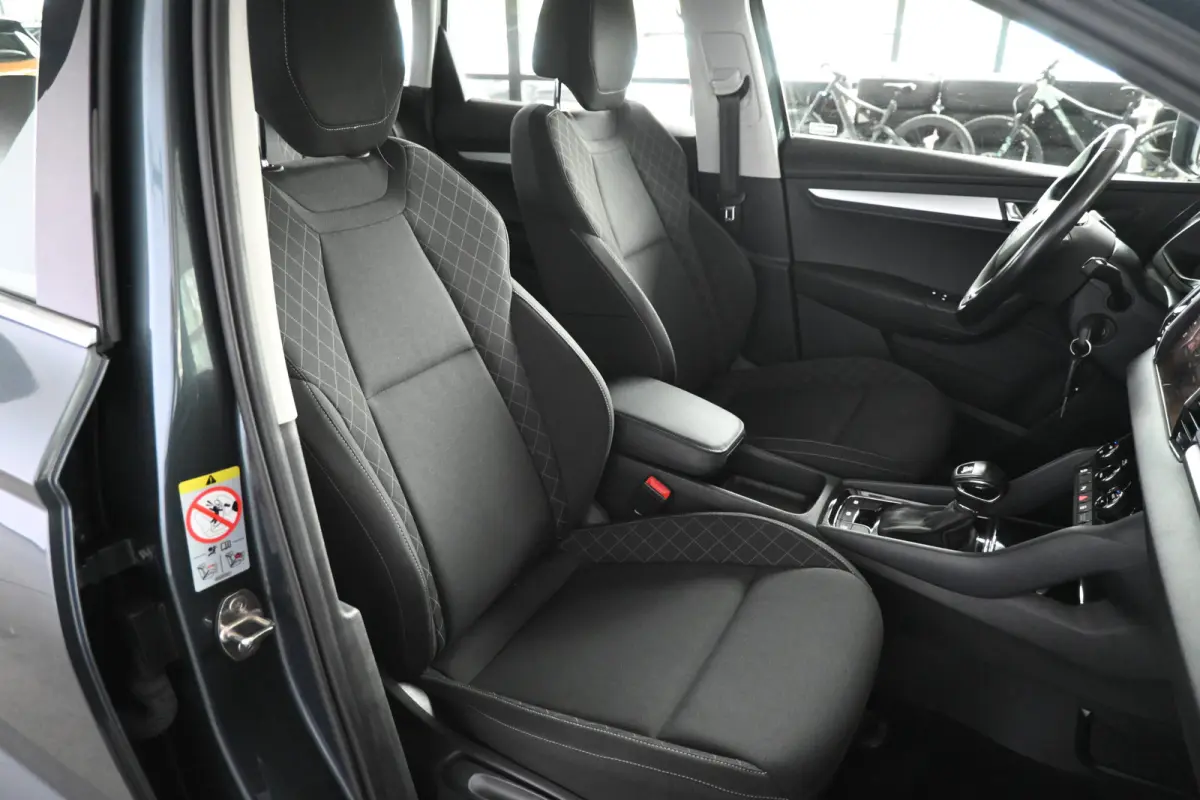 1.0 TSI Ambition Business Automaat Cruise Clima Trekhaak Navigatie CarPlay Goed Onderhouden! Inruil Mogelijk!
