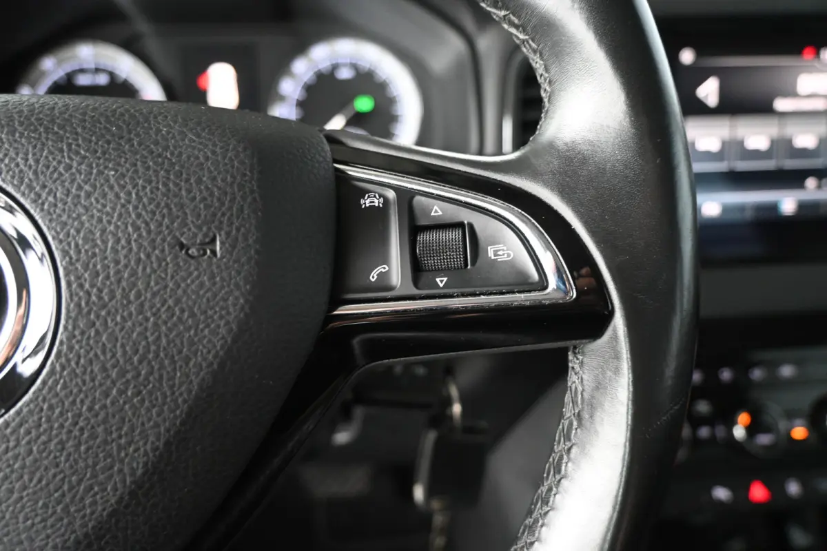 1.0 TSI Ambition Business Automaat Cruise Clima Trekhaak Navigatie CarPlay Goed Onderhouden! Inruil Mogelijk!