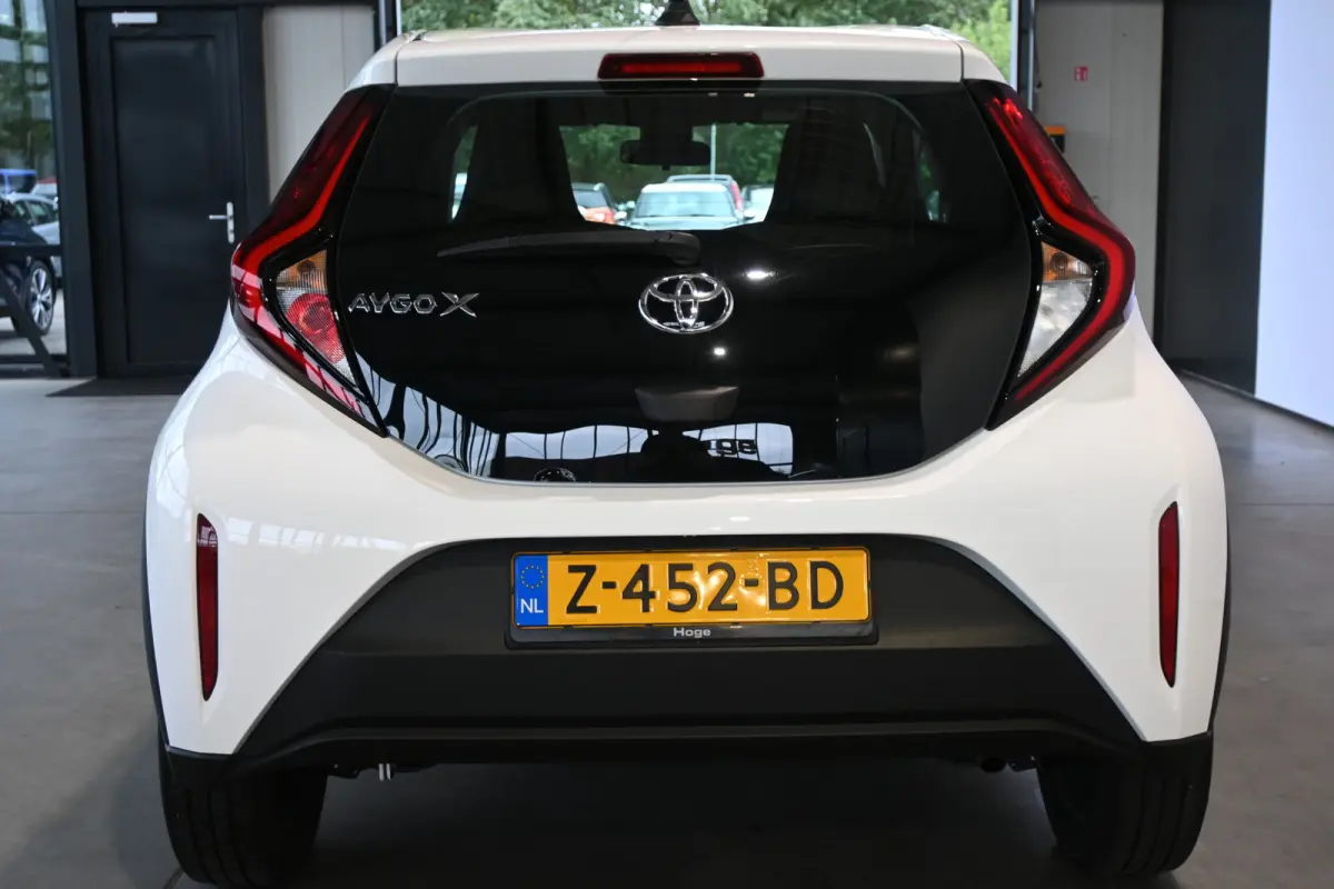 1.0 VVT-i MT Play Nap! Airco Adaptieve Cruise Camera CarPlay 1e Eigenaar! Inruil Mogelijk!