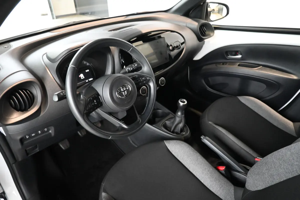 1.0 VVT-i MT Play Nap! Airco Adaptieve Cruise Camera CarPlay 1e Eigenaar! Inruil Mogelijk!