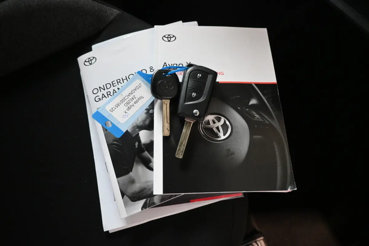 1.0 VVT-i MT Play Nap! Airco Adaptieve Cruise Camera CarPlay 1e Eigenaar! Inruil Mogelijk!