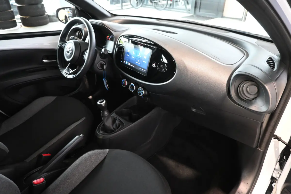 1.0 VVT-i MT Play Nap! Airco Adaptieve Cruise Camera CarPlay 1e Eigenaar! Inruil Mogelijk!