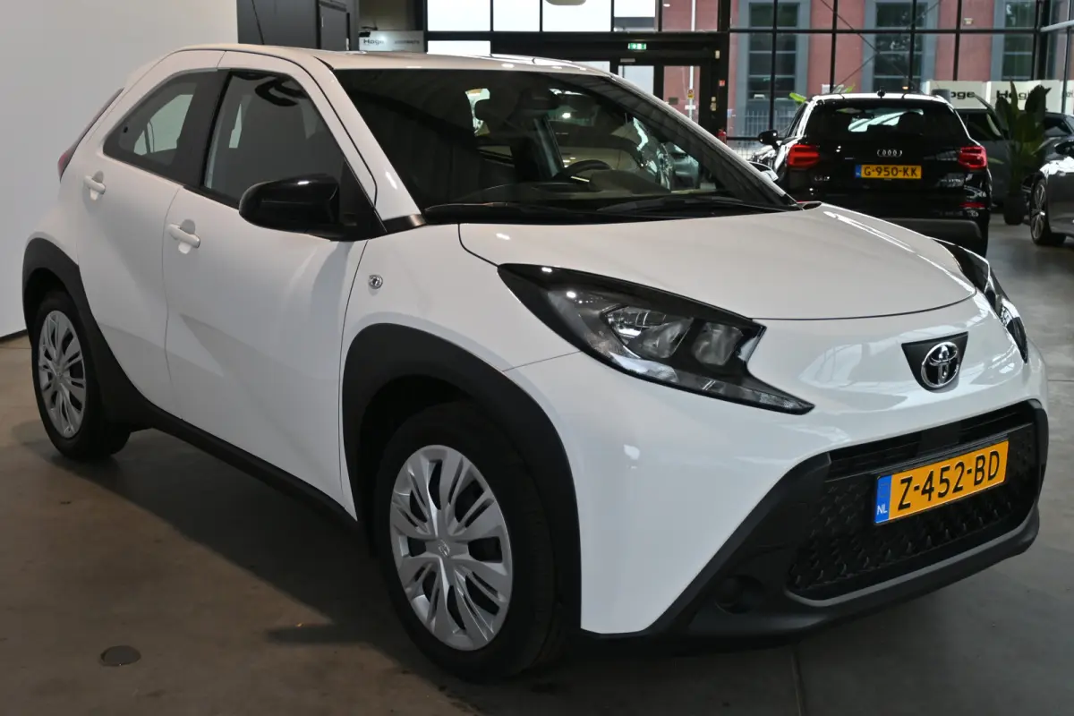 1.0 VVT-i MT Play Nap! Airco Adaptieve Cruise Camera CarPlay 1e Eigenaar! Inruil Mogelijk!