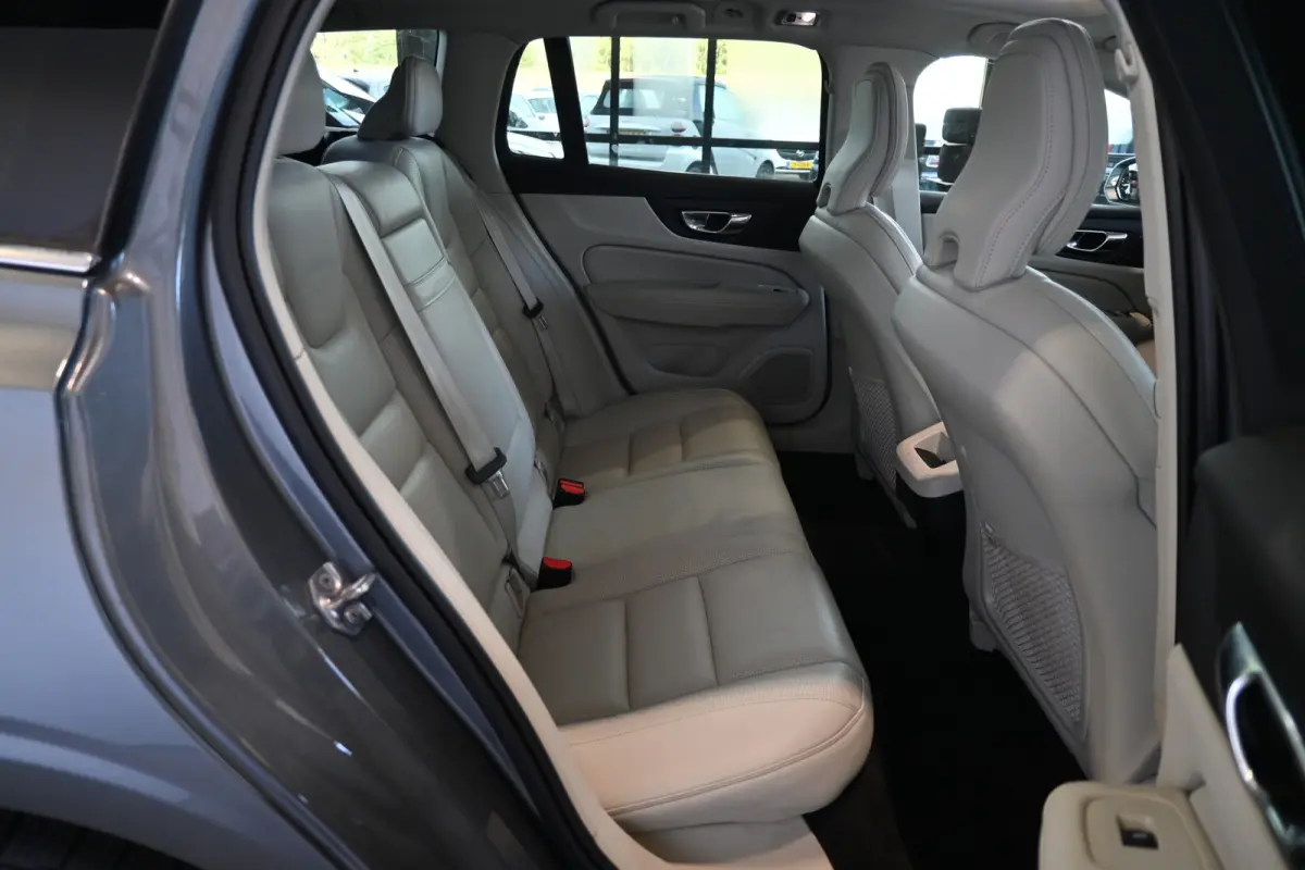 2.0 T5 Inscription Automaat Clima Cruise Panoramadak Harman/Kardon Leder Carplay Navigatie Inruil Mogelijk!