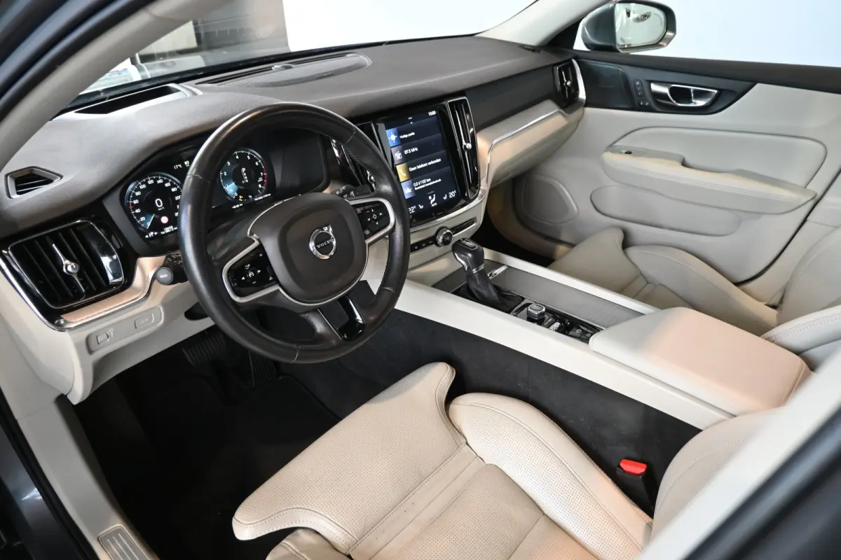 2.0 T5 Inscription Automaat Clima Cruise Panoramadak Harman/Kardon Leder Carplay Navigatie Inruil Mogelijk!