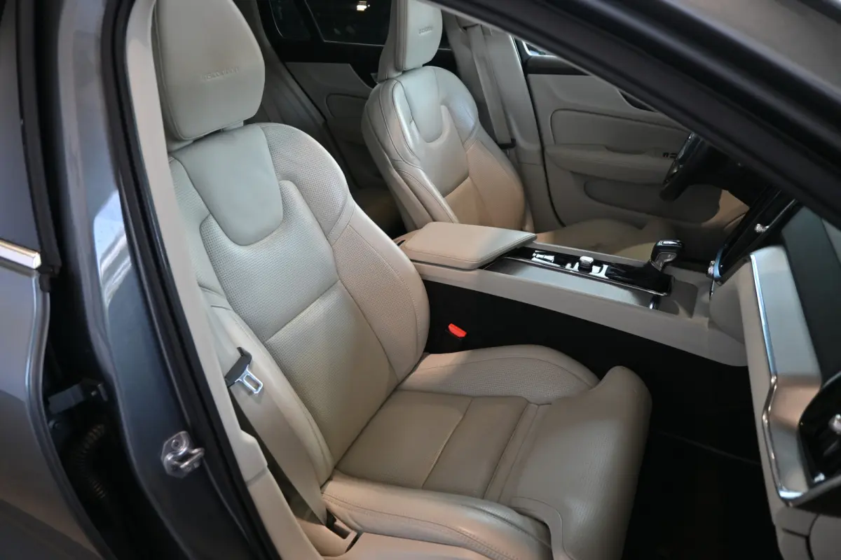 2.0 T5 Inscription Automaat Clima Cruise Panoramadak Harman/Kardon Leder Carplay Navigatie Inruil Mogelijk!