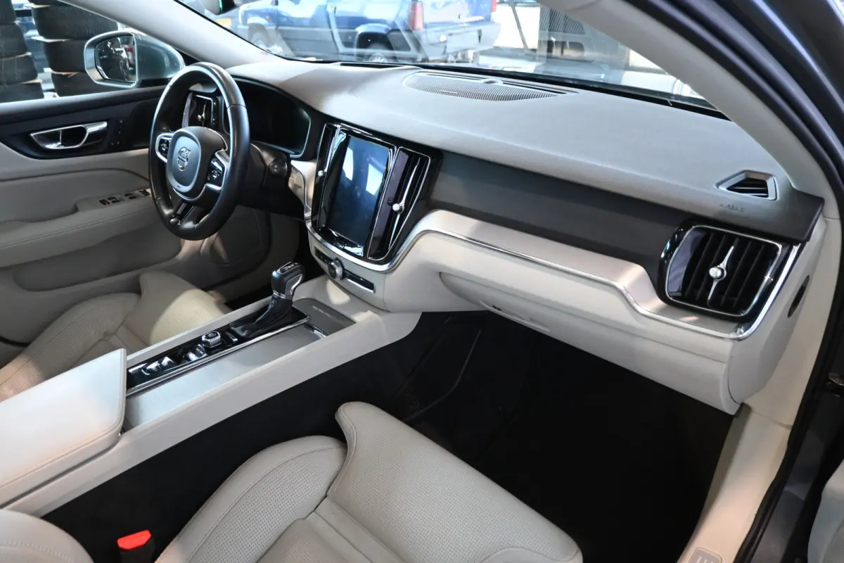 2.0 T5 Inscription Automaat Clima Cruise Panoramadak Harman/Kardon Leder Carplay Navigatie Inruil Mogelijk!
