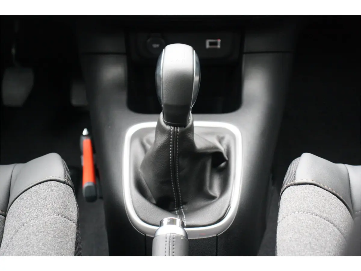 1.2 PURETECH 83PK FEEL EDITION / NAVI / CLIMA / LED / PDC / 17" LMV / CAMERA / APPLE CARPLAY / ORG. NL. !!