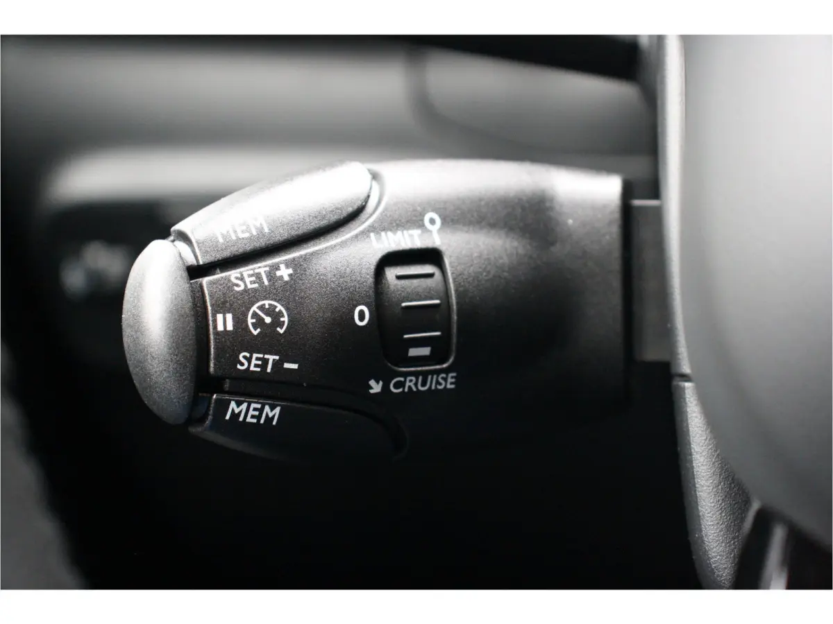 1.2 PURETECH 83PK FEEL EDITION / NAVI / CLIMA / LED / PDC / 17" LMV / CAMERA / APPLE CARPLAY / ORG. NL. !!